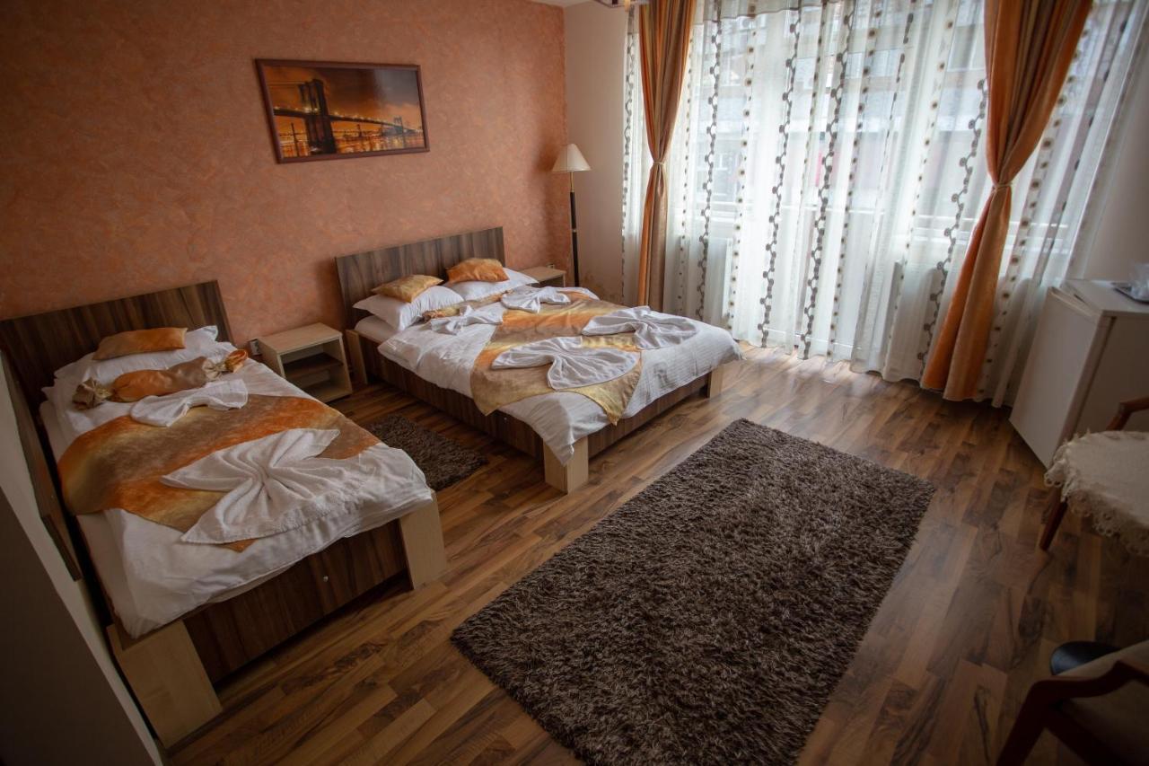 Готель Casa Alex Тиргу-Жіу Екстер'єр фото