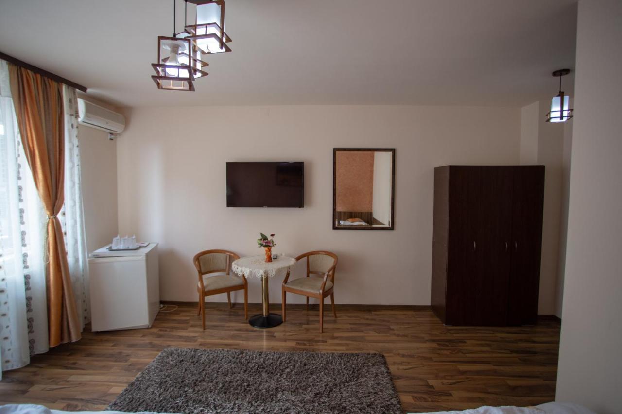 Готель Casa Alex Тиргу-Жіу Екстер'єр фото