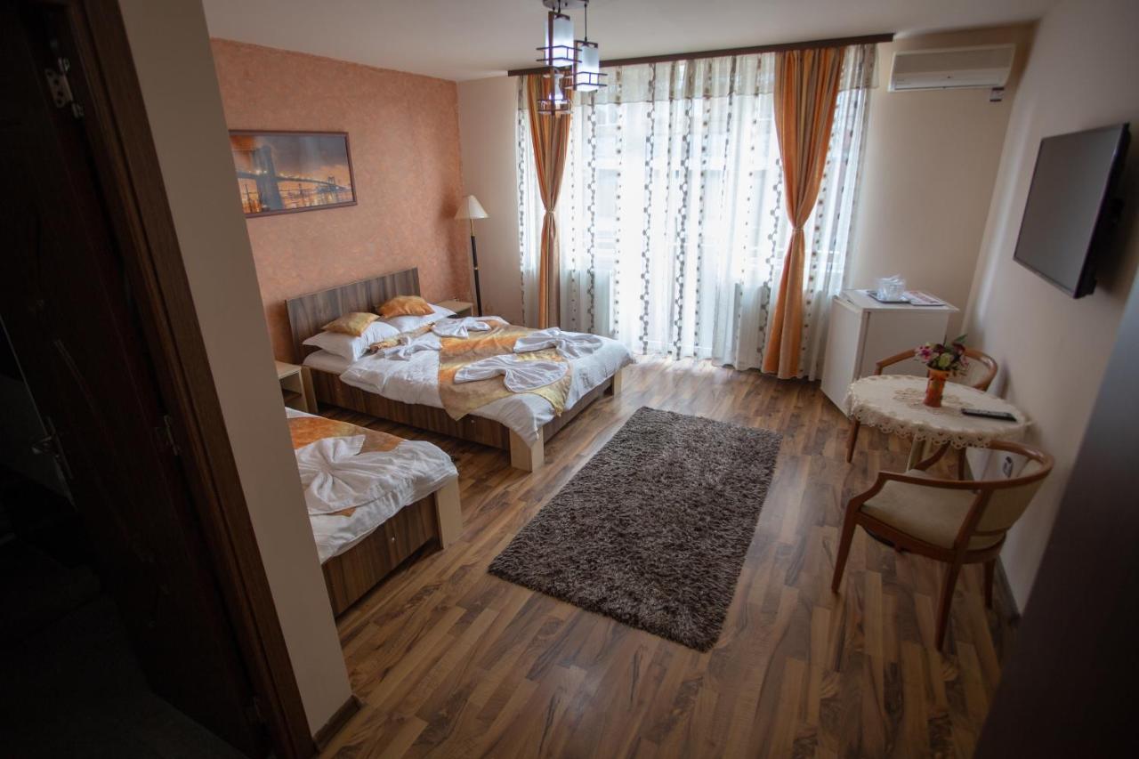 Готель Casa Alex Тиргу-Жіу Екстер'єр фото