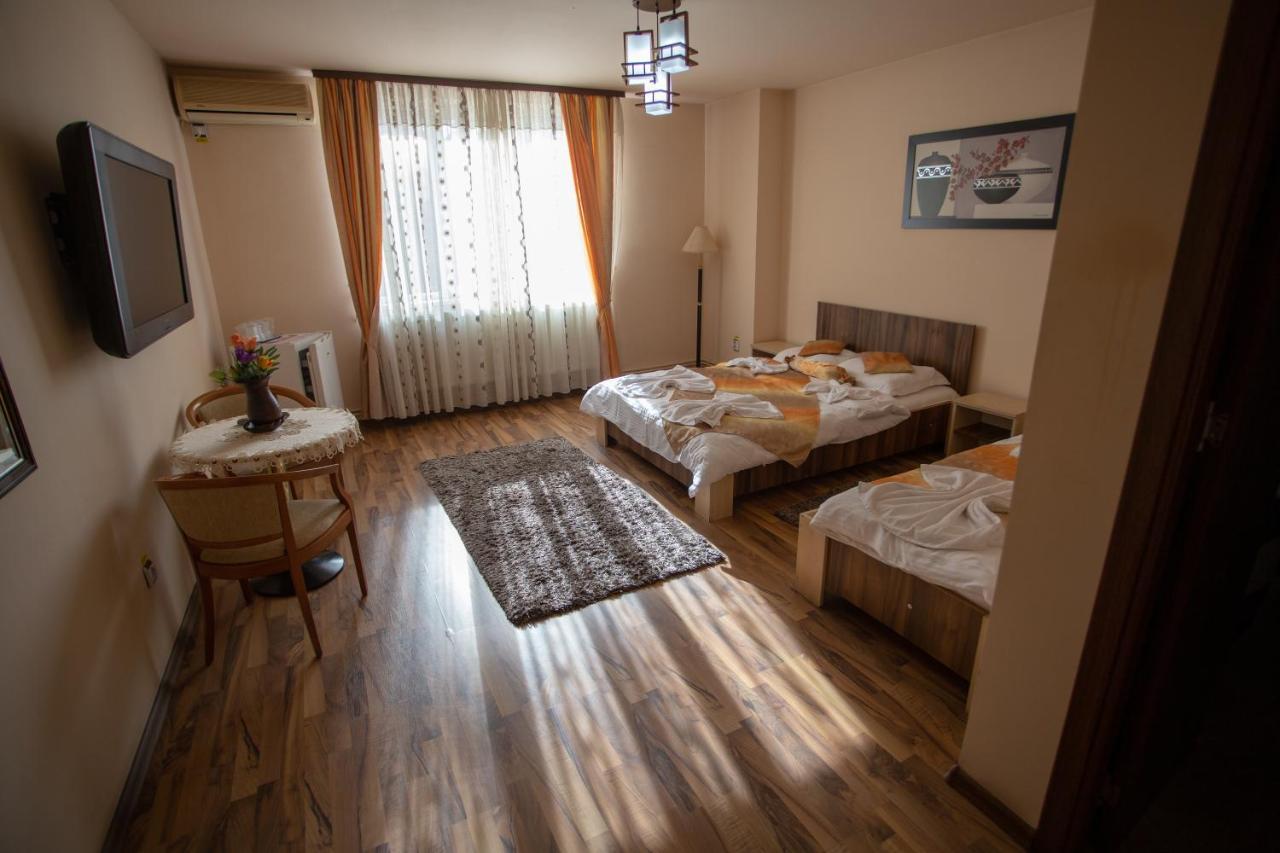 Готель Casa Alex Тиргу-Жіу Екстер'єр фото