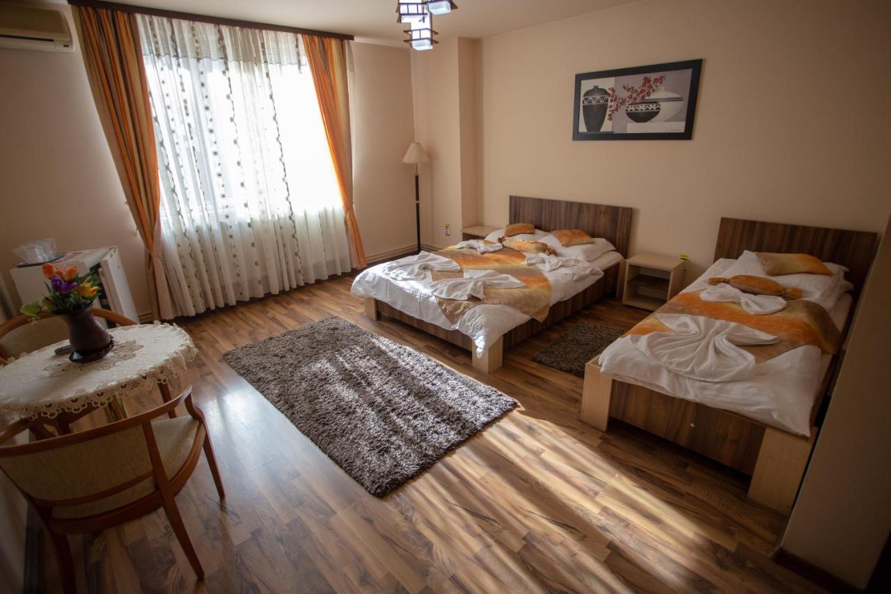 Готель Casa Alex Тиргу-Жіу Екстер'єр фото