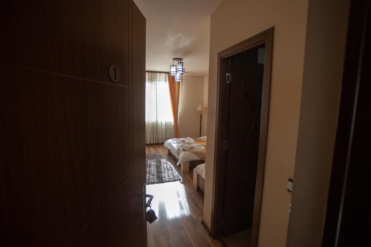 Готель Casa Alex Тиргу-Жіу Екстер'єр фото