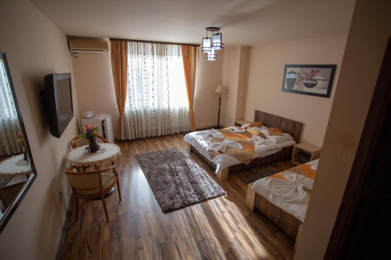 Готель Casa Alex Тиргу-Жіу Екстер'єр фото