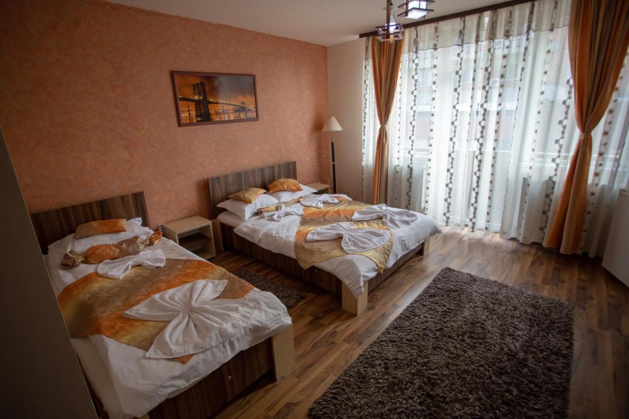 Готель Casa Alex Тиргу-Жіу Екстер'єр фото